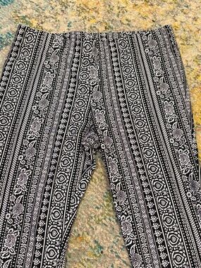 No Boundaries Black & White Paisley Flare Leggings Pants EUC Medium 7-9 Juniors